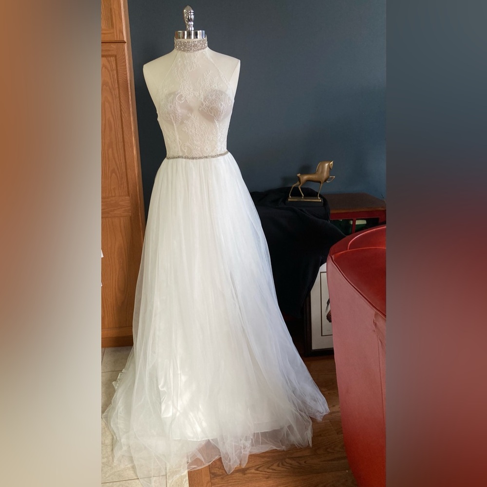 Elegant Light Ivory Lace Halter-neck Wedding Dress. Bridal size 12 Street size 8